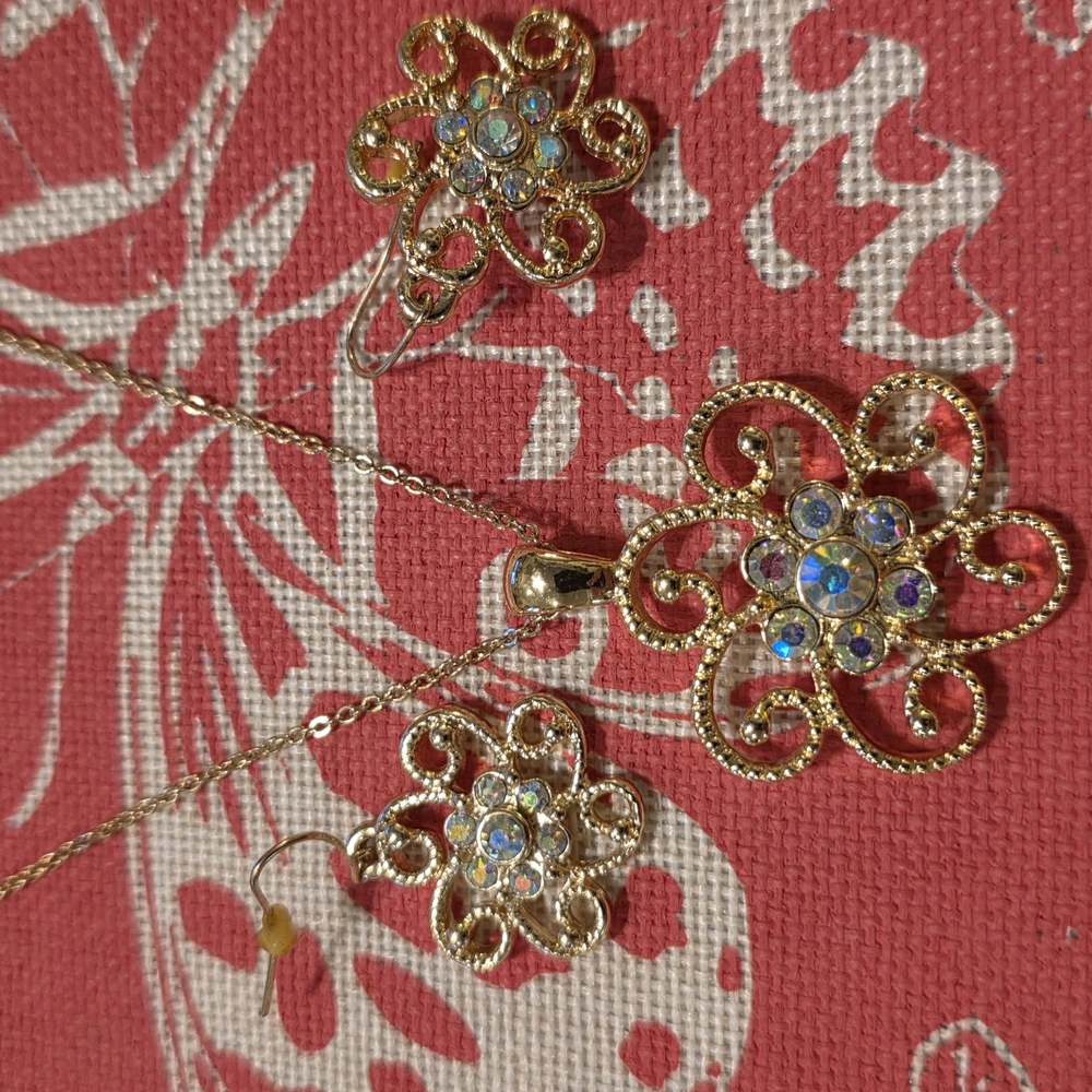 Source Unknown Purple and Gold Floral Necklace